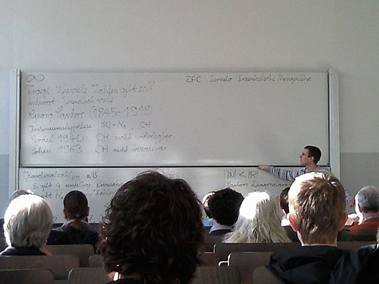 Herr Andreas Fackler referiert über das Thema: "Wie groß ist die Unendlichkeit?" Herr Andreas Fackler referiert über das Thema: "Wie groß ist die Unendlichkeit?"